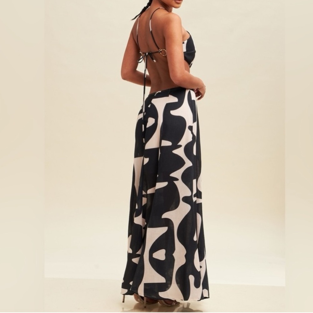 Open Back Cutout Dress 🖤🤍 - Picture 2 of 2